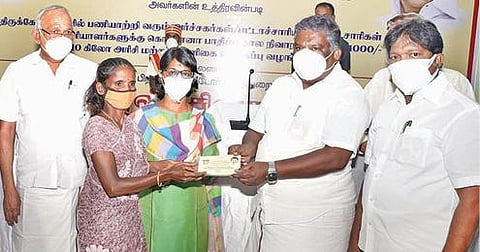 பெரம்பலூரில் நடைபெற்ற நலத்திட்ட உதவிகள் வழங்கும் நிகழ்ச்சியில் ஒரு பெண்ணின் குடும்பத்துக்கு திருமண நிதியுதவியை வழங்குகிறார் அமைச்சர் எஸ்.எஸ்.சிவசங்கர்.