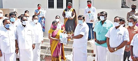 சேலம் நெடுஞ்சாலை நகரில் நாடக கலைஞர்களுக்கு எதிர்க்கட்சித் தலைவர் பழனிசாமி நிவாரண பொருட்களை வழங்கினார்.