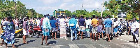 ராமேசுவரம்-மதுரை தேசிய நெடுஞ்சாலையில் சாலை மறியலில் ஈடுபட்ட மீனவர்கள்.