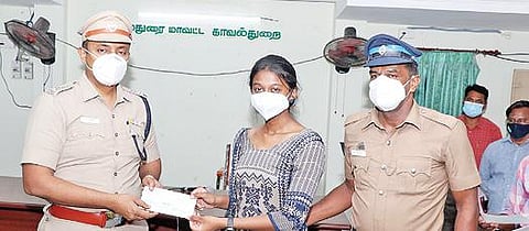 அதிக மதிப்பெண் பெற்ற காவல்துறையைச் சேர்ந்த ஒருவரின் மகளுக்கு ஊக்கத் தொகை வழங்கிய காவல் கண்காணிப்பாளர் வீ. பாஸ்கரன்.