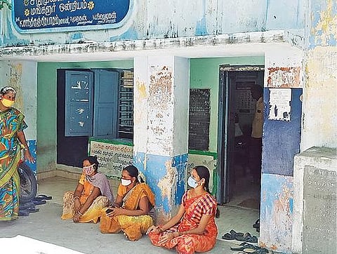 ஊராட்சி மன்ற அலுவலம் எதிரே ஊராட்சி தலைவரைக் கண்டித்து தர்ணாவில் ஈடுபட்ட பெண் கவுன்சிலர்கள்.