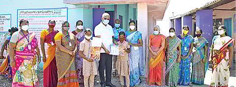 சேலம் (ஊரகம்) மாவட்ட கல்வி அலுவலர் உதயகுமார், வட்டார கல்வி அலுவலர் ஜெயலட்சுமி ஆகியோர் ஜருகுமலை ஊராட்சி ஒன்றிய நடுநிலைப் பள்ளியில் ஆய்வு மேற்கொண்டு மாணவர்களுக்கு விலையில்லா பாடப் புத்தகங்களை வழங்கினர்.