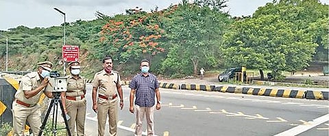 தொப்பூர் கணவாய் பகுதியில் அதிவேகத்தில் செல்லும் வாகனங்களுக்கு அபராதம் விதிக்கும் பணியை தருமபுரி ஆர்டிஓ தாமோதரன் தொடங்கி வைத்தார். உடன், தருமபுரி டிஎஸ்பி அண்ணாதுரை உள்ளிட்டோர்.