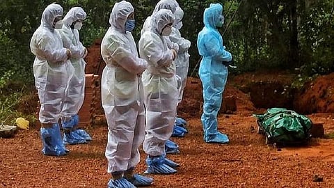 கரோனாவால் உயிரிழந்தவரின் உடலை ஒரு மணி நேரம் வீட்டில் வைத்து இறுதிச் சடங்கு செய்யலாம்: கேரள அரசு சிறப்பு அனுமதி