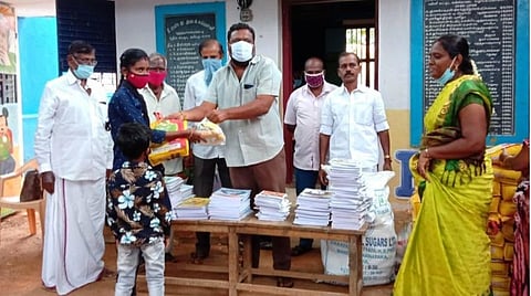 மாணவர்கள் குடும்பத்துக்கு கரோனா நிவாரணப் பொருட்களை வழங்கிய ஆசிரியர்கள்: மதுரையில் நெகிழ்ச்சி