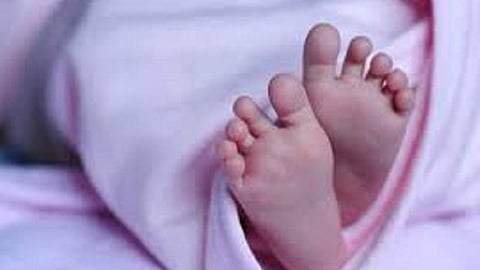 மதுரை காப்பகத்தில் ஆண் குழந்தை கடத்தி விற்பனையா?- நிர்வாகியைத் தேடும் போலீஸ்