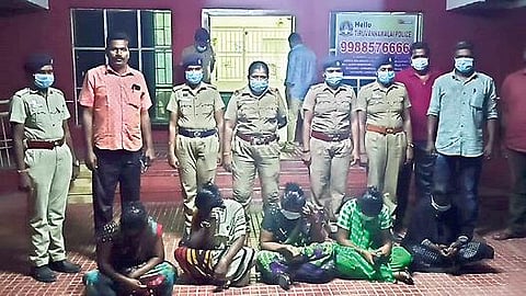 வந்தவாசி பகுதியை சேர்ந்த ஆண் குழந்தையை விற்பனை செய்த வழக்கில் கைது செய்யப்பட்ட பெண்களுடன் தனிப்படை காவலர்கள்.