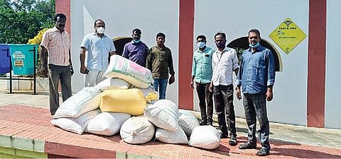 பச்சூர் ரயில் நிலையத்தில் பறிமுதல் செய்யப்பட்ட ரேஷன் அரிசி மூட்டைகள்.