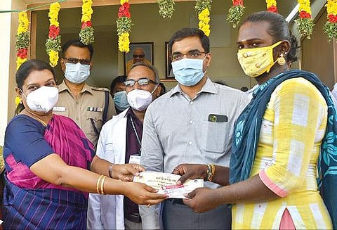 தூத்துக்குடியில் ஒருங்கிணைந்த சேவை மைய கட்டிடத்தை திறந்து வைத்து, திருநங்கைகளுக்கு அடையாள அட்டைகளை அமைச்சர் பெ.கீதாஜீவன் வழங்கினார். படம்: என்.ராஜேஷ்