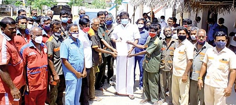 சமையல் எரிவாயு சிலிண்டர் விநியோகம் செய்யும் தொழிலாளர்கள், தங்களை முன்கள பணியாளர்களாக அறிவிக்க நடவடிக்கை எடுக்க கோரி பாளையங்கோட்டையில் அப்துல் வகாப் எம்எல்ஏவிடம் மனு அளித்தனர். படம்: மு.லெட்சுமி அருண்