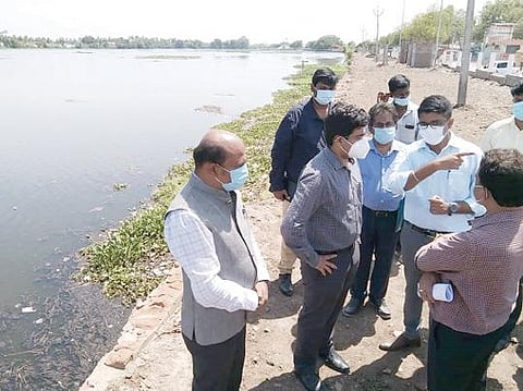 திருநெல்வேலி நயினார்குளம் கரைப்பகுதிகளை மேம்படுத்தி அழகிய நடைபாதை அமைக்கும் பணி நடைபெற்று வருகிறது. இப்பணியை ஆட்சியர் வே. விஷ்ணு, மாநகராட்சி ஆணையர் பா.விஷ்ணு சந்திரன் ஆய்வு செய்தனர்.
