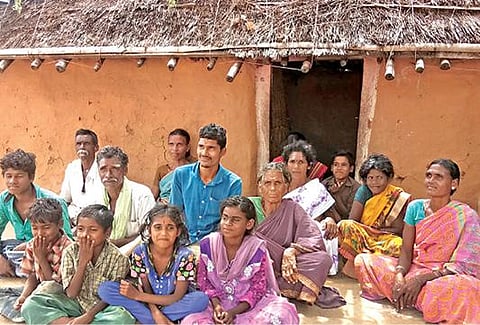 தரவரிசைப் பட்டியலில் முதலிடம் பெற்றும் கால்நடை மருத்துவம் பயில முடியாத பழங்குடியின மாணவர் சந்திரனின் குடும்பத்தினர்.