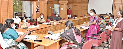 குழந்தைத் திருமணங்களை தடுப்பது தொடர்பாக நாமக்கல் ஆட்சியர் அலுவலகத்தில் ஆலோசனைக் கூட்டம் நடைபெற்றது. இதில், ஆட்சியர் ஸ்ரேயா சிங் பேசினார்.