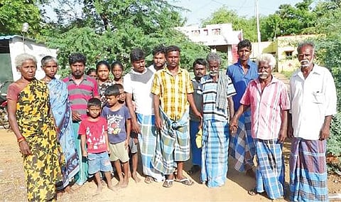 உறவினர்களுடன் இணைந்த சின்னக்கண்ணு. (வலமிருந்து 3-வது)