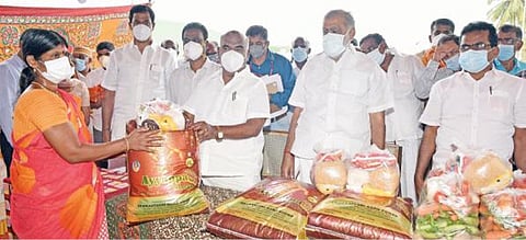 திண்டுக்கல் அருகே கோபால்பட்டியில் உள்ள இலங்கை அகதிகள் முகாமில் வசிப்பவர்களுக்கு கரோனா நிவாரண உதவிகள் வழங்கிய அமைச்சர்கள் கே.எஸ்.செஞ்சி மஸ்தான், ஐ.பெரியசாமி.