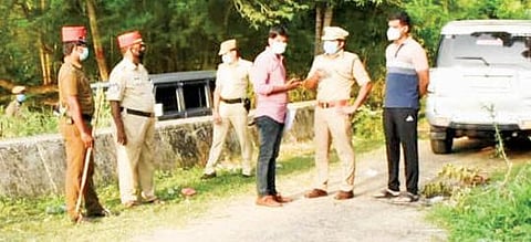 கடலூர் ரெட்டிச்சாவடி அருகே ரவுடிகள் நாட்டு வெடிகுண்டு வீசி மோதிக்கொண்ட இடத்தில் கடலூர், புதுச்சேரி போலீஸார் பார்வையிட்டு ஆய்வு செய்தனர்.