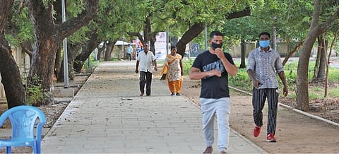 கடலூர் அண்ணா விளையாட்டு மைதானத்தில் நடைபயிற்சியில் ஈடுபட்ட பொதுமக்கள்.