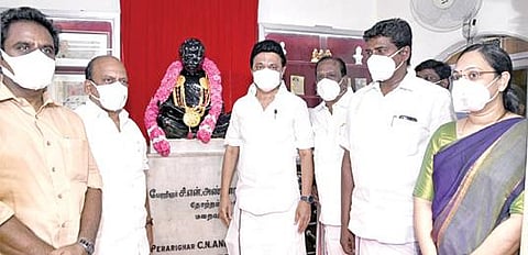 காஞ்சிபுரம் அண்ணா நினைவு இல்லத்தில் உள்ள அவரது சிலைக்கு, முதல்வர் மு.க.ஸ்டாலின், நேற்று மாலை அணிவித்து மரியாதை செலுத்தினார். உடன் ஊரக தொழில் துறை அமைச்சர் தா.மோ.அன்பரசன், மாவட்ட ஆட்சியர் மா.ஆர்த்தி உள்ளிட்டோர்.