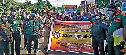 தங்களை முன்களப் பணியாளர்களாக அறிவிக்க வலியுறுத்தி, சேலம் ஆட்சியர் அலுவலகம் அருகே ஆர்ப்பாட்டத்தில் ஈடுபட்ட தமிழ்நாடு எல்பிஜி சிலிண்டர் டெலிவரி மேன் தொழிற்சங்கத்தினர்.