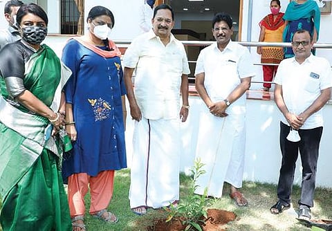 ஈரோடு ராம்ராஜ் காட்டன் உற்பத்தி நிறுவன வளாகத்தில், கைத்தறித்துறை அமைச்சர் ஆர்.காந்தி மரக்கன்றினை நட்டு வைத்தார். அருகில், ராம்ராஜ் காட்டன் நிறுவனத் தலைவர் கே.ஆர்.நாகராஜன் உள்ளிட்டோர்.