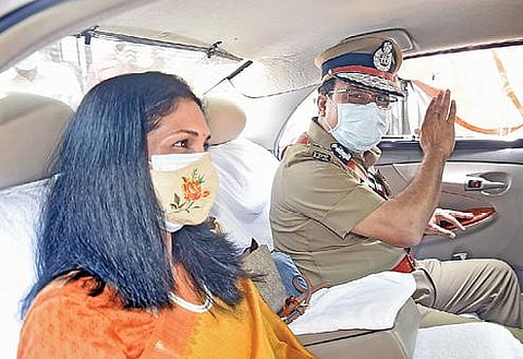 தமிழக சட்டம்-ஒழுங்கு டிஜிபி பதவியில் இருந்து ஓய்வுபெற்ற ஜே.கே.திரிபாதிக்கு பாரம்பரிய முறைப்படி நேற்று வழியனுப்பு விழா நடைபெற்றது. ஓய்வுபெற்ற டிஜிபி திரிபாதி மற்றும் அவரது மனைவியை காரில் அமர வைத்து, காவல்துறை அதிகாரிகள் காரை கயிறு கட்டி தேர்போல இழுத்துச் சென்றனர். காருக்கு முன்பாக மலர்கள் தூவி வழியனுப்பி வைத்தனர். (அடுத்த படம்) காரில் இருந்தபடி விடைபெற்ற டிஜிபி திரிபாதி. உடன் அவரது மனைவி. படங்கள்: ம.பிரபு