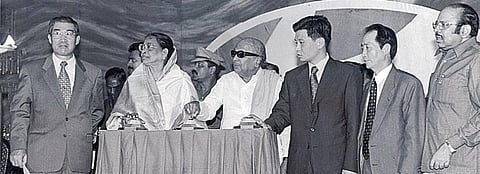 கடந்த 1998-ம் ஆண்டு அக்.9-ம் தேதி ஹூண்டாய் நிறுவனத்தின் தயாரிப்பான சான்ட்ரோ காரை அறிமுகப்படுத்தும் நிகழ்ச்சியில் பங்கேற்ற அப்போதைய ஆளுநர் பாத்திமா பீவி, முதல்வர் கருணாநிதி, ஹூண்டாய் மோட்டார் நிறுவன தலைவர் மாங் யு சுங். உடன், கொரிய அம்பாசிடர் டே வா சோய், ஹூண்டாய் மோட்டார் இந்தியாவின் மேலாண் இயக்குநர் ஒய்.எஸ்.கிம் மற்றும் முரசொலிமாறன் எம்பி. ஆகியோர் உள்ளனர். படம் உதவி: ‘தி இந்து’ ஆவணக் காப்பகம்