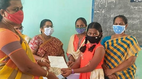 அரசுப் பள்ளியில் மாணவர்கள் சேர்க்கையை அதிகரிக்க தலைமையாசிரியையின் புதிய உத்தி