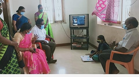 புதுக்கோட்டை மாவட்டம் இலுப்பூரில் கல்வித் தொலைக்காட்சி மூலம் பாடம் படிப்பதை ஆய்வு செய்கிறார் மாவட்டக் கல்வி அலுவலர் சண்முகநாதன்.