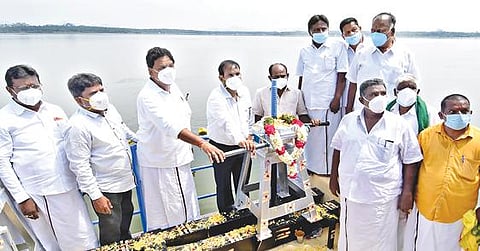 பாரூர் ஏரியில் இருந்து முதல்போக பாசனத்துக்காக நேற்று மாவட்ட ஆட்சியர் ஜெயசந்திர பானு ரெட்டி, பர்கூர் எம்எல்ஏ மதியழகன் ஆகியோர் தண்ணீரை திறந்து வைத்தனர்.