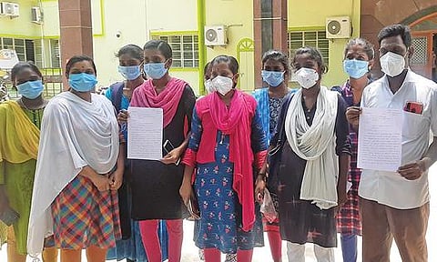 விழுப்புரம் ஆட்சியர் அலுவலகத்தில் மனு அளிக்க வந்த ஒப்பந்த செவிலியர்கள்.