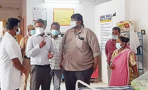 கச்சிராயாப்பாளையம் ஆரம்ப சுகாதார நிலையத்தில் பிரசவித்த பெண்ணிடம் சிகிச்சை முறைகள் குறித்து கேட்டறியும் ஆட்சியர் பி.என்.தர்.