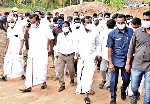 ஊஞ்சலூர் பகிர்மானக் கால்வாயில் நடைபெற்று வரும் பணிகளை வீட்டு வசதித்துறை அமைச்சர் சு.முத்துசாமி ஆய்வு செய்தார்.