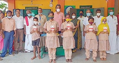 புதிதாக சேர்ந்த மாணவர்களுக்கு வைப்புத் தொகை ரூ.1,000 செலுத்தி வழங்கப்பட்ட பாஸ் புத்தகம்.