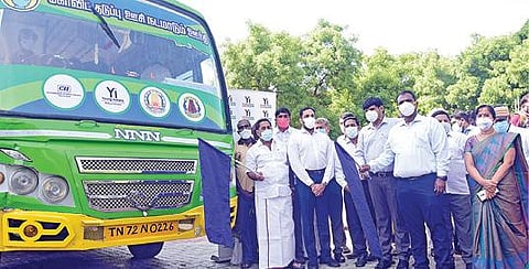மதுரையில் நடமாடும் கரோனா தடுப்பூசி வாகனத்தைக் கொடியசைத்துத் தொடங்கி வைத்த மாவட்ட ஆட்சியர் அனீஷ்சேகர். உடன், தளபதி எம்எல்ஏ, மாநகராட்சி ஆணையர் கா.ப.கார்த்திகேயன். படம்: எஸ்.கிருஷ்ணமூர்த்தி