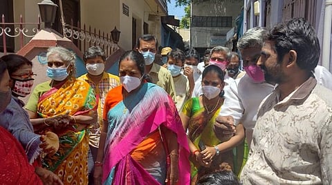 எம்.எல்.ஏவாக அதிமுகவினருடன் -வானதி