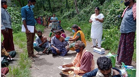 உடுமலை அரசு மருத்துவரின் முயற்சியால் தடுப்பூசி போட்டுக்கொண்ட மலைவாழ் மக்கள்