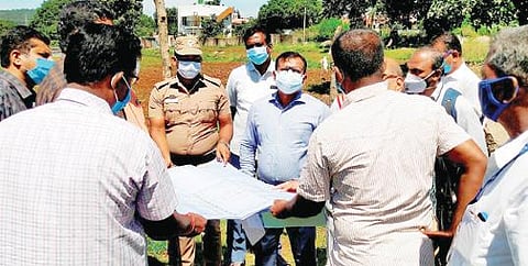 ஏலகிரி மலை கிராமம் கொட்டையூர் பகுதியில் உள் விளையாட்டு அரங்கம் அமைப்பதற்கான இடங்களை நேற்று ஆய்வு செய்த ஆட்சியர் அமர் குஷ்வாஹா.