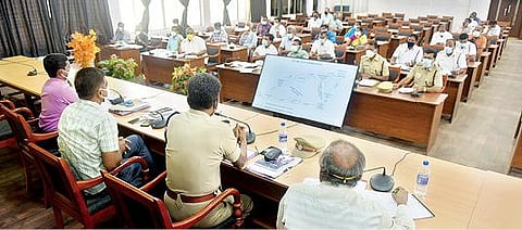 காட்பாடி ரயில்வே மேம்பாலம் புதுப்பித்தல் தொடர்பான துறை சார்ந்த அலுவலர்களுடன் ஒருங்கிணைப்பு குழு கூட்டம் வேலூர் மாவட்ட ஆட்சியர் அலுவலகத்தில் ஆட்சியர் குமாரவேல் பாண்டியன் தலைமையில் நேற்று நடைபெற்றது. அருகில், எஸ்.பி., செல்வகுமார் உள்ளிட்டோர்.படம்: வி.எம்.மணிநாதன்.