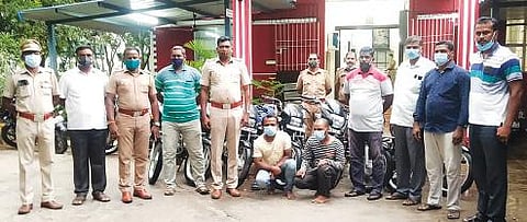 ராணிப்பேட்டை மாவட்டத்தில் இரு சக்கர வாகன திருட்டில் ஈடுபட்ட இளைஞர்களை கைது செய்த காவல் துறையினர்.