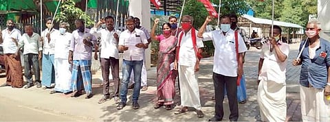 கோவில்பட்டி நகராட்சி அலுவலகம் முன் ஏஐடியுசி சாலையோர வியாபாரிகள் சங்கத்தினர் ஆர்ப்பாட்டம் நடத்தினர்.