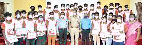 சாயர்புரம் போப் கல்லூரியில் நடைபெற்ற விழாவில் கரோனா நோயாளிகளுக்கு 50 நாட்கள் சேவை செய்த மாணவர்களுக்கு சான்றிதழ் மற்றும் பரிசு வழங்கி எஸ்பி எஸ்.ஜெயக்குமார் பாராட்டினார்.