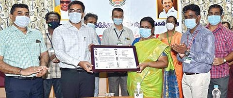 தூத்துக்குடி மாவட்ட தொழில் மையத்துக்கு கிடைத்துள்ள ஐஎஸ்ஓ தரச்சான்றிதழை, தொழில் மைய பொதுமேலாளர் ஸ்வர்ணலதாவிடம், மாவட்ட ஆட்சியர் கி.செந்தில் ராஜ் வழங்கினார்.