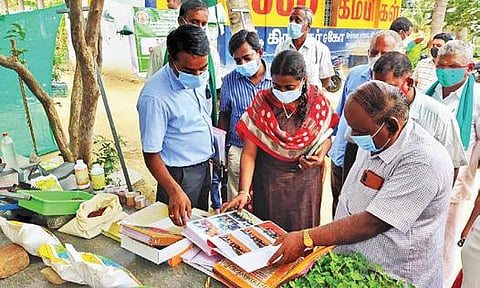 கம்மம்பள்ளி கிராமத்தில் கூட்டுப்பண்ணைய திட்ட செயல்பாடுகள் குறித்து வேளாண்மை இணை இயக்குநர் ராஜேந்திரன் ஆய்வு செய்தார்.