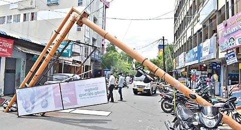 சூறாவளிக் காற்றுடன் நேற்று முன்தினம் கனமழை பெய்ததால், ஈரோடு மேட்டூர் சாலை சந்திப்பில் போக்குவரத்து சிக்னல் கம்பம் சாய்ந்தது.