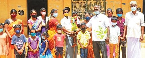 சிவகங்கை அருகே வல்லனி அரசு பள்ளியில் மாணவிக்கு பொன்னாடை போர்த்தி, மரக்கன்று கொடுத்து வரவேற்ற ஆசிரியர்கள், கிராம மக்கள்.