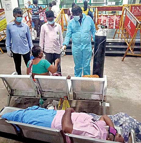 சென்னை ஓமந்தூரார் மருத்துவமனையில் இடம் கிடைக்காமல் காத்திருந்த கரோனா நோயாளிக்கு ஆக்சிஜன் வழங்கிய சென்னை தன்னார்வலர் குழுவினர்.