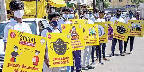 தமிழக பொது சுகாதாரத் துறை, சென்னை மாநகராட்சி, மத்திய அரசின் செய்தி தகவல் அமைப்பு, உலக சுகாதார அமைப்பு மற்றும் யுனிசெப் ஆகியவை இணைந்து நடத்திய கரோனா தொற்று குறித்த விழிப்புணர்வு நிகழ்ச்சி சென்னை திருவான்மியூரில் நேற்று நடைபெற்றது. அதையொட்டி காய்கறி சந்தை அருகில் கரோனா தடுப்பு வாசகங்கள் அடங்கிய பதாகைகளுடன் அணிவகுத்து நின்ற தன்னார்வலர்கள்.படம்: பு.க.பிரவீன்