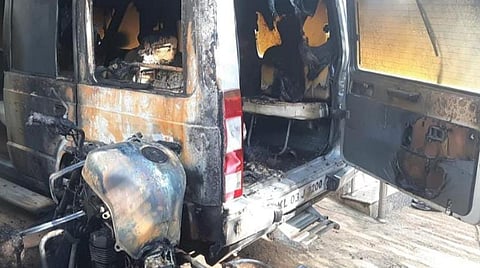 கார் எரிந்து சேதம்.