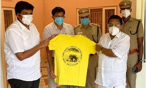 யானைகள் உருவம் பொறித்த டி-ஷர்ட் விற்பனையைத் தொடங்கிவைத்த வனத்துறை அமைச்சர் கா.ராமச்சந்திரன்.