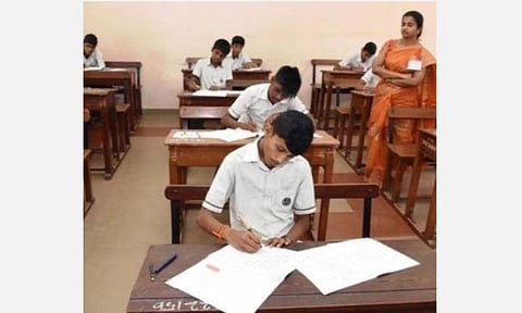 பத்தாம் வகுப்பு தனித்தேர்வர்களையும் தேர்ச்சி பெற்றதாக அறிவிக்கக் கோரி வழக்கு: அரசுக்கு உயர் நீதிமன்றம் நோட்டீஸ்